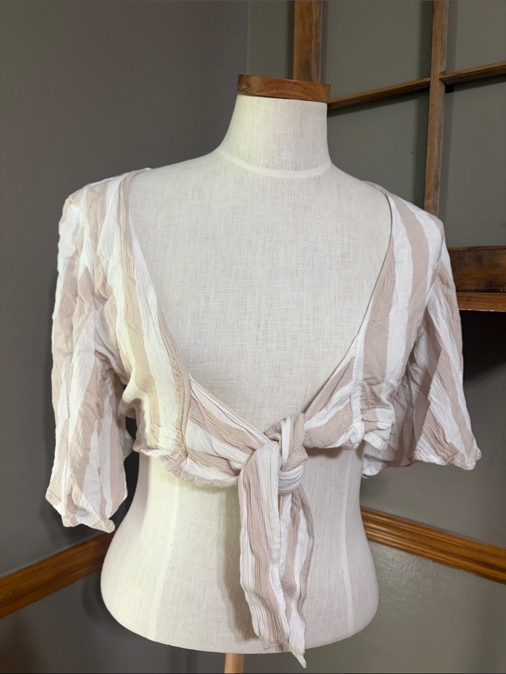 American Eagle Striped Tie-Front Crop Top in Neutral Tones size small